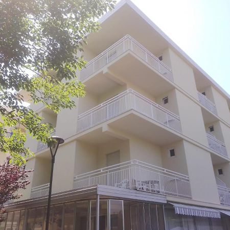 B&B - Meuble' - Hotel " Cordiale " Misano Adriatico Exteriör bild