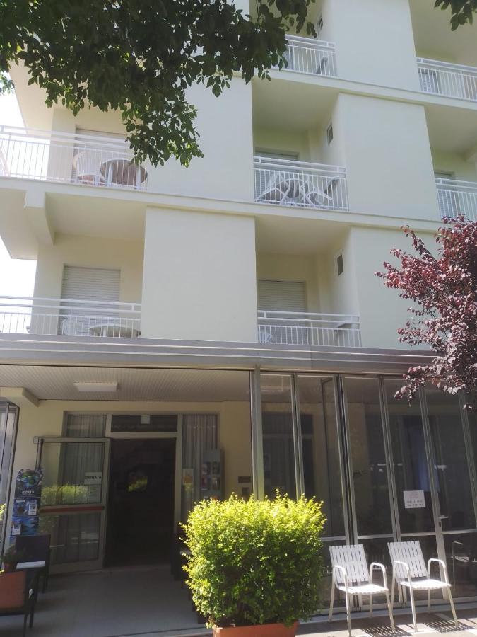 B&B - Meuble' - Hotel " Cordiale " Misano Adriatico Exteriör bild
