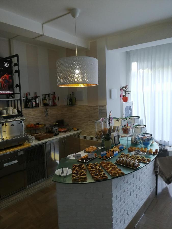 B&B - Meuble' - Hotel " Cordiale " Misano Adriatico Exteriör bild