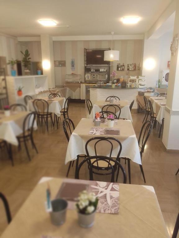 B&B - Meuble' - Hotel " Cordiale " Misano Adriatico Exteriör bild