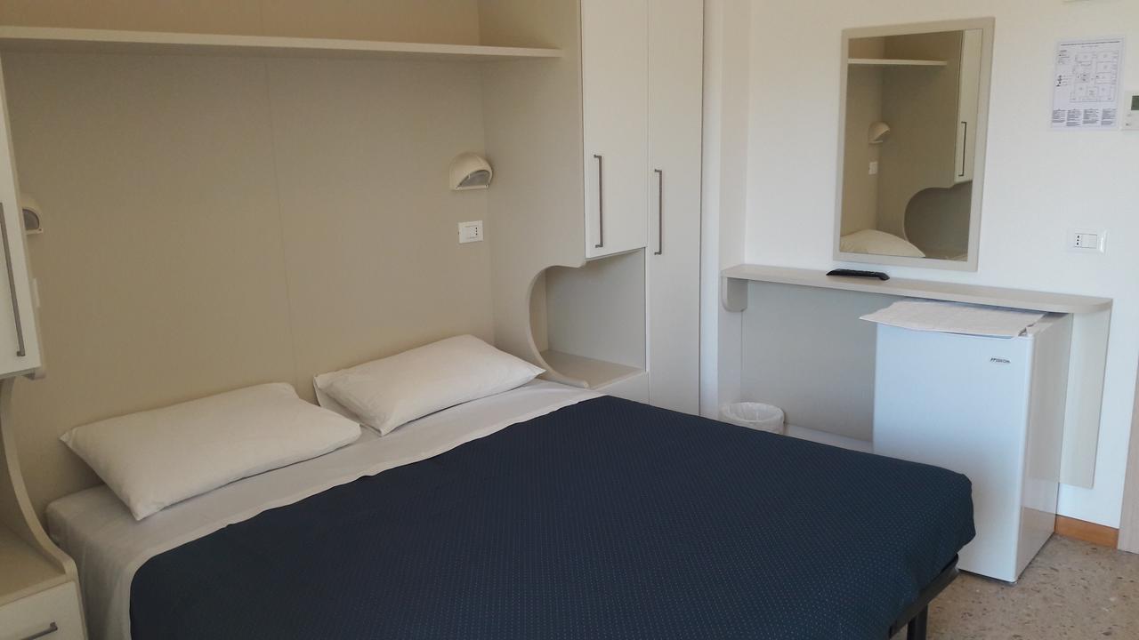 B&B - Meuble' - Hotel " Cordiale " Misano Adriatico Exteriör bild