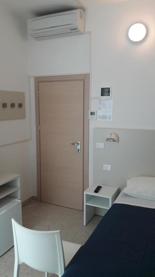 B&B - Meuble' - Hotel " Cordiale " Misano Adriatico Exteriör bild