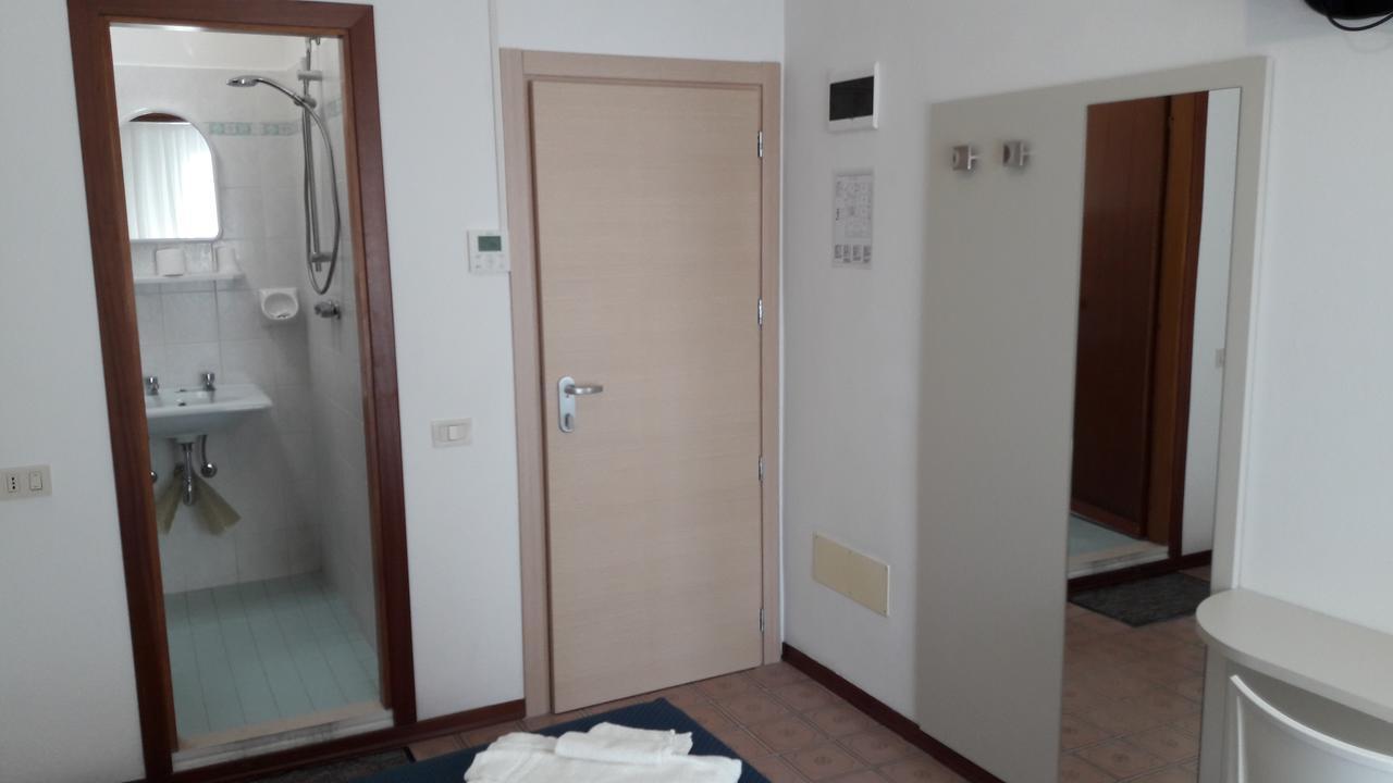 B&B - Meuble' - Hotel " Cordiale " Misano Adriatico Exteriör bild