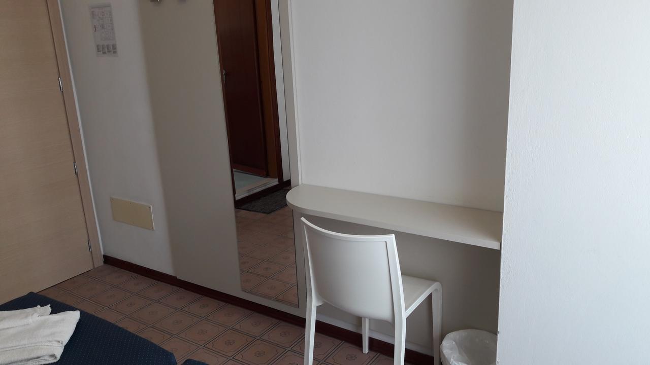 B&B - Meuble' - Hotel " Cordiale " Misano Adriatico Exteriör bild