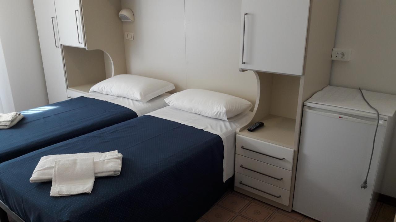 B&B - Meuble' - Hotel " Cordiale " Misano Adriatico Exteriör bild